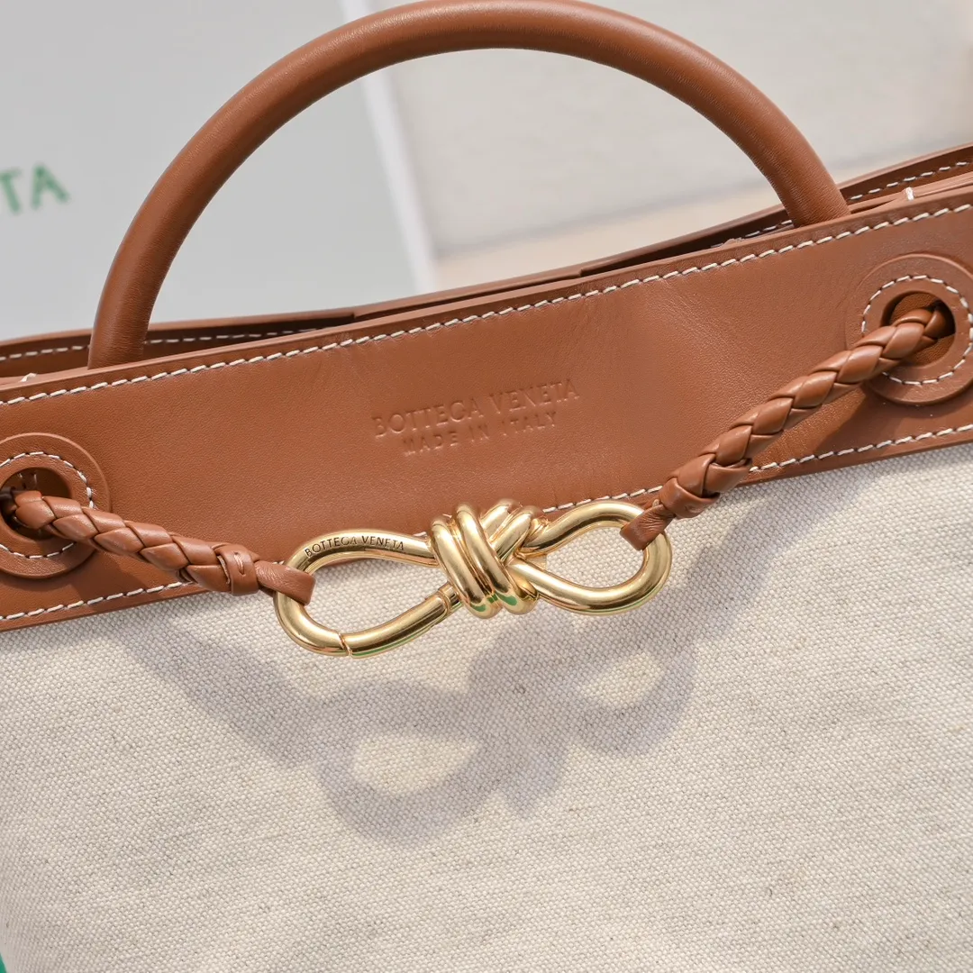 Batch 1480 The figure-shaped buckle (bow tie) has become a popular item of Bottega Veneta with its unique elegance. The newly launched leather & canvas are really tailor-made for spring and summer. The linen fabric has its own laziness, chestnut-like leather, and a retro feel. The figure-shaped buckle has been changed to a full leather figure buckle, with a unique charm. Style number: 1594 Size: 25*22*10.5cm